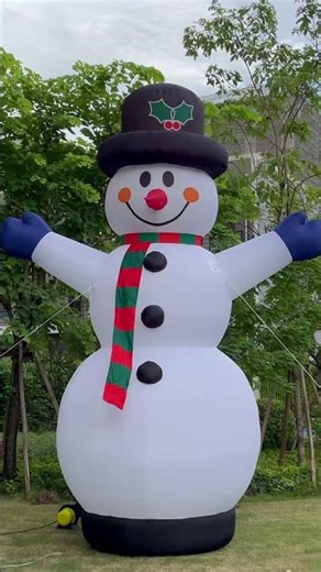 he 20ft Gentleman Snowman! A Giant in a Tie. ⛄👔 #ozis #christmas