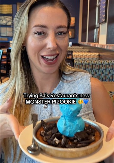 A MONSTER PIZOOKIE?!?! 🤤💙 @bjsrestaurants just dropped your new fave sweet treat with blue vanilla bean ice cream, Oreo crumble and a side of hard-shell chocolate sauce you get to crack and pour yourself. I’m already craving this again 😂 Go get one while you can! #BJsRestaurantsPartner #Pizookie