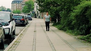 Ældre Sagens sundheds- og idrætskonsulent, Karin Schultz, giver dig her fire øvelser, der træner din balance. 🤾 De næste par uger vil du (næsten) hver dag få et par nye øvelser til din balance, styrke eller kondi. Du kan bruge øvelserne derhjemme, ude i haven eller på en gåtur. Nu hvor vi ikke kan tilbyde dig motions-aktiviteter i din lokalafdeling i en periode, så kan du få dem her via Facebook. | Ældre Sagen