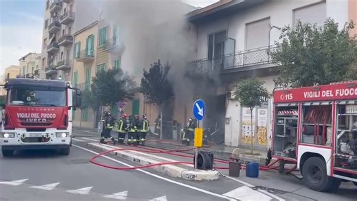 MONOPOLI- Sono ancora in corso le operazioni di spegnimento dell’incendio divampato nel primissimo pomeriggio di oggi, martedì 30 aprile, in un negozio in via Camicia. | Fax Online