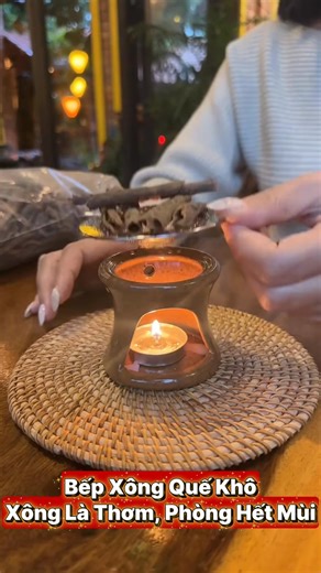 🌿 BẾP XÔNG QUẾ KHÔ – XÔNG LÀ THƠM, PHÒNG LÀ DỄ CHỊU 😌 Xông quế – khử mùi – thư giãn – làm sạch không khí 🏠 Dùng cho phòng ngủ, phòng khách, WC, bếp, phòng kín ❌ Vì sao KHÔNG nên dùng xịt phòng – sáp thơm? Chỉ át mùi, không khử mùi gốc Mùi hóa chất nồng, dễ đau đầu 👉 Bếp xông quế khô là giải pháp an toàn hơn ✅ ƯU ĐIỂM NỔI BẬT 🌿 Quế khô tự nhiên, mùi thơm ấm 🔥 Dùng nến đốt – dễ sử dụng, an toàn 🏠 Khử mùi mạnh: WC, bếp, phòng ngủ, phòng kín 😌 Tạo cảm giác dễ chịu, thư giãn 💨 Hương lan tỏa 