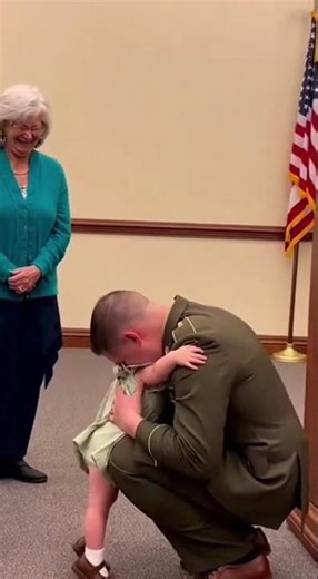 Baby Girl Salutes Military Dad at the Ceremony… Then He Kneels Down Just for Her 😭🇺🇸