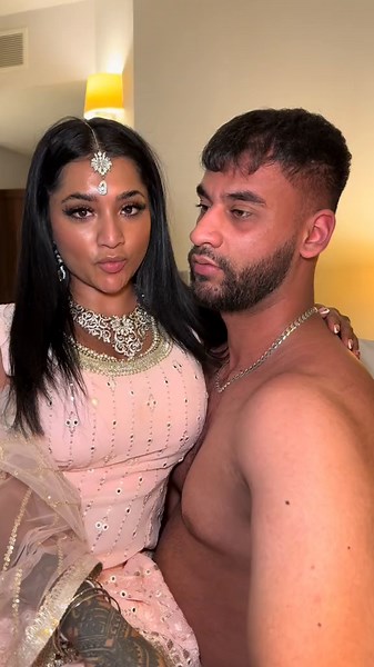 Do we look good together? 🇧🇩🇵🇰 #bengali #pakistani #models #bengalimodel