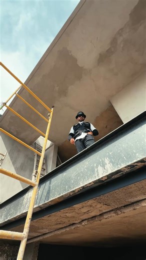 Hace unos años, el Arqui José Garnica tuvo que vender su batería musical para poder comer. Sí, el mismo arquitecto que trabajó en Disney Shanghai. El mismo que hoy tiene más de 1 millón de seguidores. El mismo que dirigió la remodelación de un hotel de 250 habitaciones en Guadalajara. ¿Qué pasó en el medio? Descubrió que el 97% de los arquitectos, ingenieros y contratistas están jugando el juego equivocado. Mientras todos compiten por precio, rebajan honorarios y viven en la obra... Existe un mé