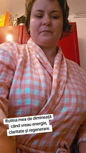 Așa arată rutina mea de dimineață când vreau detox și regenerare, nu stres. Încep cu MetaPWR, sublingual. Mă ajută cu metabolismul, energia și pofta de dulce. Pentru mine e baza unui detox blând. Frankincense e despre regenerare profundă și liniște. Îmi calmează sistemul nervos și mă aduce în prezent. Cardamon susține digestia și echilibrul metabolic. Emoțional, mă ajută să eliberez frustrarea. Zendocrine e piesa-cheie. Susține ficatul, detoxul și eliberarea emoțiilor vechi. E despre a face loc 