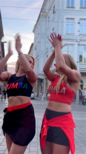 Taniec Brzucha na Krakowskim Kazimierzu 💯 . Zumba Fitness to eksploracja różnych kultur‼️ I choć tańczymy w Krakowie, to muzyka związana jest z obyczajami arabskimi. . Wy również możecie poczuć te rytmy na każdych zajęciach #Zumba , bo każdy członek Zumba Instructor Network - ZIN dostaje odpowiednie do tego narzędzia👍 . Kto kojarzy tą piosenkę ze swych zajęć❓ 🎶Sah Sah (Zumba Remix) #zin101 🎤 @marshmello Nancy Ajram 🎥 Joanna Galka-Walczykiewicz 👣 Alba Duran Zumba Fitness @heba Fathy 👚Zumba