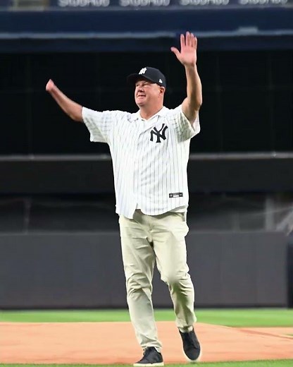 Jim Abbott threw a no-hitter for the Yankees in 1993. Tonight he threw out a ceremonial 1st pitch 👏
