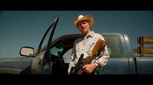 Liam Neeson prend sous sa protection un jeune garçon Mexicain poursuivi par des criminels et des policiers corrompus : LE VETERAN, un film d’action disponible en vidéo le 6 avril avec M6 Video | M6