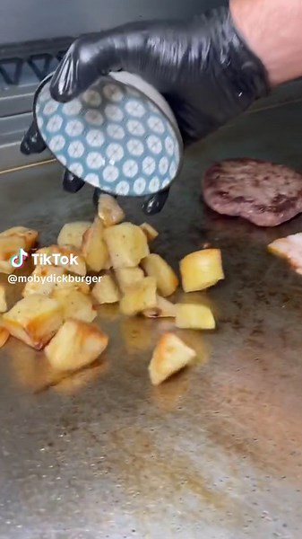 Lui è “‘O Piezz” con hamburger al fumo, patate di Avezzano al forno, bacon artigianale affumicato, salsa bbq affumicata e provola di Agerola 😍 Un’esperienza “di fumo” 🤣🙌🏻 #mobydickburger #eatfoodporn #panino #panini #hamburger #bacon #salsabbq #patatealforno #provoladiagerola #madonnacomegodo