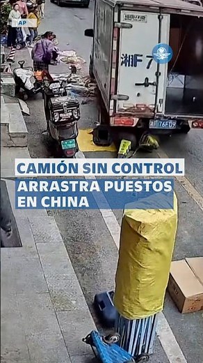 Se le fue de reversa: camión embiste peatones y puestos #shorts