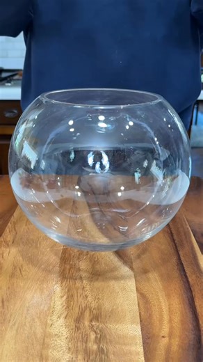 Easy DIY centerpiece Wes & Alison share a DIY craft helpful tutorial tip for making a spring time Easter centerpiece with carrots and flowers. 🎬 This video was produced by Network Media and Wes & Alison | 21st Century Couple