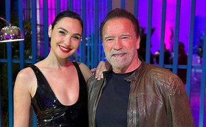 Gal Gadot regresa la tendencia del látex con ajustado vestido