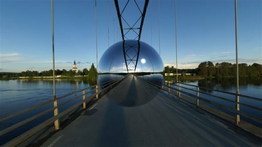 这是一个很酷的金属球，点击它会产生涟漪……