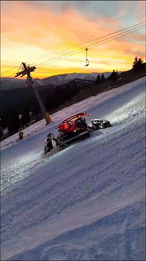 Power in motion 🚀❄ At Park Snow Donovaly in Slovakia, the PistenBully 600 showcases its strength and precision. Transforming snow into perfectly groomed slopes and setting the standard for quality on every run. 🎥 Captured by Pavol Maroš #PistenBully #SnowGrooming #SkiResort #WinterWonderland #SnowLovers | PistenBully