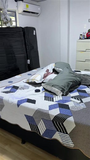Cama fabricada a medida con espejo táctil y luces de decoración