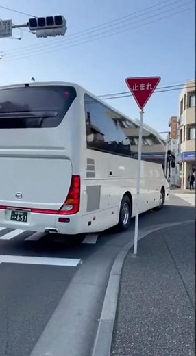 プロ失格。安全確認なしでお尻を振り回して暴走する観光バス 😱 Insane Bus Tail Swing Scary Moment