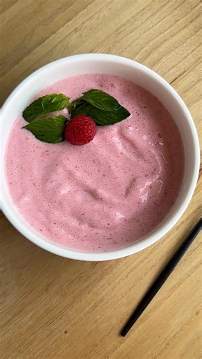 Raspberry smoothie bowls make a delicious breakfast/ snack. 1 cup fresh raspberries1 frozen banana2 tablespoons vanilla Greek yogurt2 cup milk 1 cup of ice Put all ingredients into a blender and blend until smooth. Divide into two portions and top as desired. #smoothiebowl #smoothie #easyrecipe #quickrecipes #breakfast #breakfastideas #healthyrecipes #fruitsmoothie #raspberries #homemade #recipe | Geenien sheikah