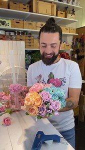 295K views · 17K reactions | Quer aprender a fazer esse novo arranjo perfumado? Acabei de gravar esse vídeo super especial pra você! E imagina agora no dia das mães como você pode fazer sucesso!!!! Assiste aí e me diz o que achou tá!?!? Beijussss e até já!!! | Peter Paiva | Facebook