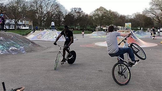 Mastering Wheelies on Fixed Gear Bikes