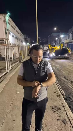¡En vivo desde el Pueblo de Baruta! Avanzamos en la recuperación de la vialidad en nuestro casco histórico, y hoy estaremos con las labores de escarificado y asfaltado en la calle Bolívar. Colocaremos más de 100 toneladas de asfalto siguiendo con lo que fueron los trabajos que ya realizamos en la calle San Sebastián, Ricaurte y Páez, que en sumatoria para la recuperación vial ya hemos implementado 600 toneladas. Estaremos este año replicando estas labores por todas las zonas del municipio que se