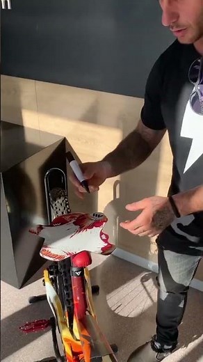 BIENVENIDO AGUADO SIGNING HIS REDBULL RAMPAGE MUDGUARD!!! YT INDUSTRIES #mtb #rampage #redbull #bike