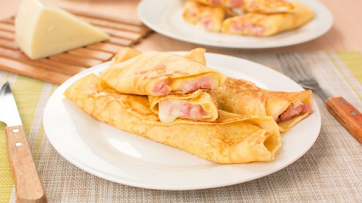 Crepes Salados CASEROS Rellenos de Jamón y Queso Ingredientes: Para la masa de crepes: 125 gr de harina 250 ml de leche entera 50 gr de mantequilla (y algo más para engrasar la sartén) 2 huevos ¼ de cucharadita de sal Para el relleno: 200 gr de taquitos de jamón cocido (jamón de York) 180 gr de queso rallado (que funda bien) #platosfacilescontamara #crepes #jamonyqueso | Platos Fáciles con Tamara