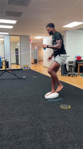 🚨 Why single-leg balance is a game-changer you NEED in your routine: 🦵 Builds rock-solid stability in your ankles, knees, hips & core 💥 Improves proprioception (your body's 'position sense') for better coordination 🏃‍♂️ Essential for running, sports & daily life (walking = mini single-leg stands!) 🛡️ Reduces injury risk & fall chances—especially as we age 🧠 Bonus: Sharpens focus & even supports brain health Start simple: Stand on one leg for 30-60s (eyes open, then closed for extra challen