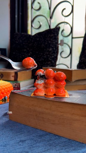 Foodozers || chennai food blogger on Instagram: "Ithu lam enna cake ah bubbles ah😱⁉️ Recently for a friend’s birthday we ordered cakes from the famous start a brand called the Mugcakes by seeing a video on Instagram. They have a small Takeaway outlet which is located in Kilpauk where you can get your cake as well as cooking classes from basic to advance. This place has been run by one of the famous Masterchef contestants in Tamil Nadu Chennai. This place also has been awarded the best bakery in