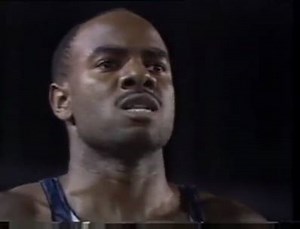 Mike Powell, il folletto di Filadelfia, due medaglie d'oro ai mondiali di Tokyo 1991 e protagonista di una grande rivalità ad inizio anni '90 con Carl Lewis. "Eravamo affamati entrambi, io più di lui. Entrambi sapevamo di dover fare un miracolo: il record del mondo. Lui era il più grande lunghista di tutti i tempi. Io però sapevo di poterlo battere. E ciò che avvenne quel giorno ai mondiali di Tokyo del '91 fu che dalla pedana uscirono due miracoli, prima il suo, poi il mio, due record del mondo