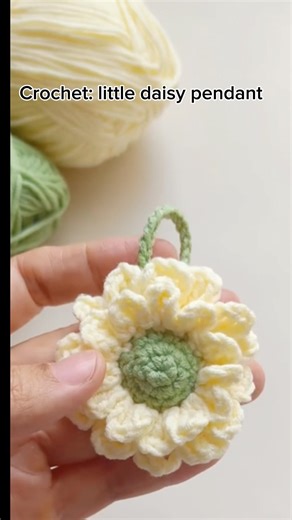 How to Crochet a Daisy Keychain (Beginner Friendly)
