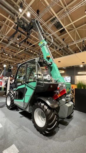 Chris und Manuel nehmen euch mit auf den Kramer-Stand der Agritechnica und stellen den neuen KT144e vor! Erlebt live, wie viel Leistung und Komfort im kompakten Elektro-Teleskoplader steckt – ideal für alle, die effizient und leise arbeiten möchten. 🔋 Starke Elektro-Performance 💡 Smarte Features für präzises Handling 🌟 Besondere Messe-Angebote, exklusiv auf der Agritechnica Schaut vorbei, stellt eure Fragen und überzeugt euch selbst vom KT144e! 💚 **** Chris and Manuel take you to the Kramer 