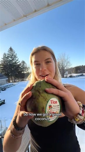 COCO FRIOS IN CANADA?! 🇨🇦🥥🌴 yes please! if you know how to properly open them, leave a comment🤣