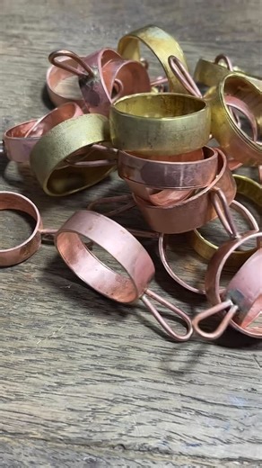 VOLNALUNY on Instagram: "#volnaluny #handmadejewelry #jewelrybylera #jewelrymaking #epoxyjewelry #copperjewelry"