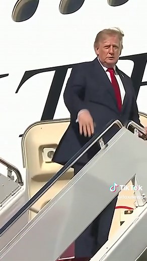 NOW: President Trump boards Air Force One en route to Gastonia, North Carolina, where he is scheduled to deliver a campaign speech. Trump stepped off Marine One, waved to reporters and gave a thumbs up before boarding the plane.