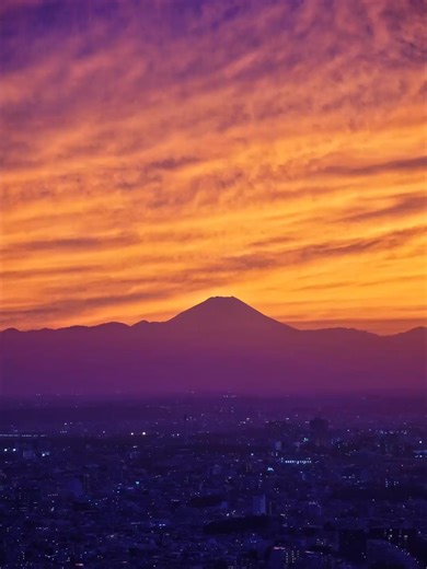 こんな夕焼けを毎日見られたら、毎日が幸せな思い出でいっぱいになるね😊#夕暮れ #夕焼け #癒しの時間 #黄金色の空 #空が綺麗 #夜景 #東京 #富士山 #癒やし #幸せな瞬間