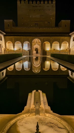 Guía de la Alhambra de Granada: la última imagen de tu visita nocturba a la Alhambra 🌙✨ Si estás buscando una Guía para visitar la Alhambra, apunta esto: hay un momento que es el broche final de la visita nocturna y que, cada vez que lo vivo, me deja igual… en silencio. Desde el pabellón sur, el Patio de los Arrayanes se abre completo y la alberca convierte la noche en un espejo. Ahí es cuando notas el Alma de la Alhambra, sin filtros. 🔎 Patio de los Arrayanes de noche: ¿por qué parece otro lu