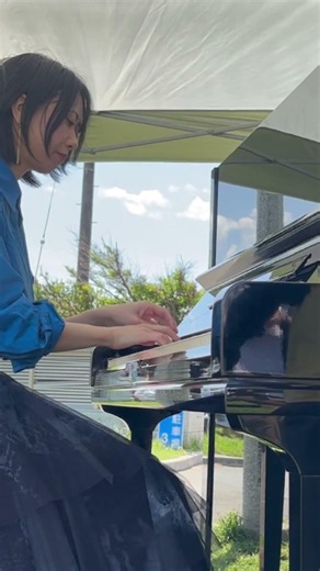 【チルジャズ】これから始まるステージへの期待に、キラキラした音が自然と溢れる。海沿いのアップライトピアノ。