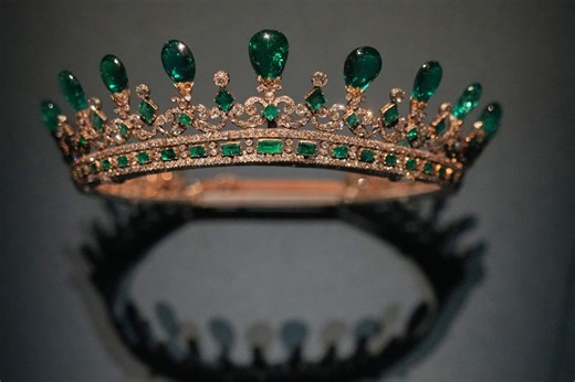 Royal jewels exhibition unveiled at site of infamous heist