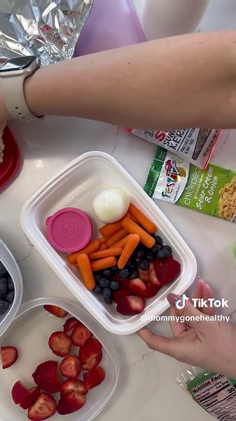 Who says lunchables are just for kids? These DIY lunchables are perfect for summer travel! Whether you’re heading on a road trip or plane, prepping these beforehand is a great way to arrive at your destination feeling nourished and full as they’re packed with lots of protein and fiber-rich options! When making one of these for on-the-go snacking and meals, it’s all about keeping them balanced! Here’s what I like to include: 🟨 Protein: lunch meat, eggs, sausage bites, jerky, chickpeas 🟨 Fiber: 