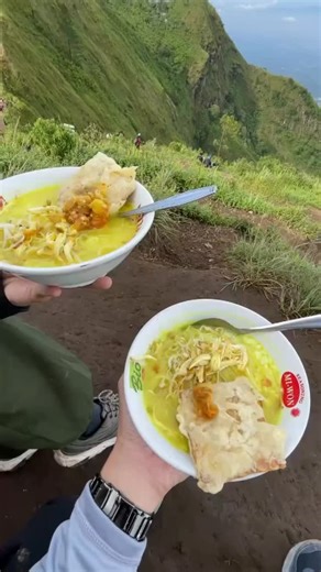 Gunung Andong via Pendem on Instagram: ". Makan soto ketinggian, dimana lagi kalau bukan di Andong, nyamm 🫶🥗 . BY @andongviapendem Lokasi Gunung Andong . . . #andongviapendem #gunungandong #gunungandongviapendem #soto #pendakigunung"