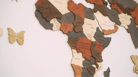 HYPERI Multilayered 3D Wooden World Map Wall Decor, Wood Art Wall Decor, Mapa Mundi Para Pared, World Maps and Push Pins, Gifts for Mother's Day, Father's Day (Medium)