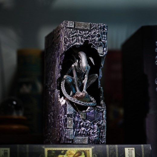 Xenomorph Book Nook With Warm LED Light | Handmade Alien Diorama Bookshelf Insert | Horror Sci-fi Decor Gift for Movie & Space Fans - Etsy