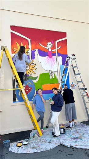 Our sixth graders wrapped up an incredible Ethical Leadership project this weekend. It started with a schoolwide book drive, where our community rallied to collect over 2000 books. Then, our students combined these donations with additional new books that the local non profit @accessbooksca helped secure to create a complete library for Heliotrope Ave. Elementary School in Maywood, South LA. The project leaders, inspired several of their classmates to go with them and volunteer, so together with