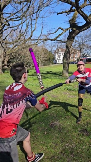 Wer trifft im Frühling schneller? #jugger #pompfe #springbattle #jupps #innovation #outdoorsport