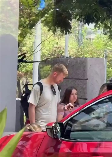 The Cultural difference between Indians and the white People..He is Heinrich Klassen, He earns around 30 Crore from IPL every year.He earns around another 8-10 Crores from other Leagues.He is currently in Hyderabad with his Wife and Daughter.Today, he wanted to take his family for a ride and he booked an Auto .He could have easily hired a luxury car for his family but he still chose to travel by auto in 40 Degrees.In India, if someone earns 10 Lakh Per month, He/she will never sit in an auto bec