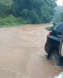 ທາງວັດໃຈ! ຝົນຕົກຫນັກນຳ້ລະບາຍບໍ່ທັນ ຫົນທາງຫລາຍສາຍໃນແຂວງອຸດົມໄຊ ມີນຳ້ຂັງ ບາງບ່ອນເລິກບາງບ່ອນຕຶ້ນ. ໄປມາໃຫ້ລະວັງ ແລະ ຄວນໃຫ້ນຳ້ລົງກ່ອນເດີ້ພີ່ນ້ອງເຮົາ. ທີ່ມາ : Bob Property | TARGET Magazine