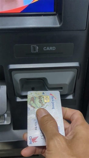 How to Insert an ATM Card into an ATM Machine Correctly #checkbalance #cashwithdrawal #cashdeposi...