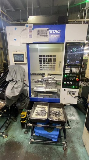 ・FUJIYA TECH ・マシニングセンタ自動供排 ・協働ロボットを用いてマシニングセンタへの自動供排するシステムです。 ・パレットチェンジャと組み合わせることで2種類のワークを交互に測定〜加工〜排出まで自動で処理します。 #fujiyatech #産業用ロボット #マテハン #マシニング #工場 #自動化 #省人化 #生産性向上 #人手不足 #industrialrobot #automation #factoryautomation #factory #industrial #robot #東大阪 #ベトナム #japan #vietnam #ものづくり