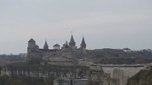 Ucrania. Primavera. La antigua fortaleza en Kamianets-Podilskyi. Kamianets-Podilskyi. Puente a la fortaleza. Siglo XVII. siglo XVII. Castillo.