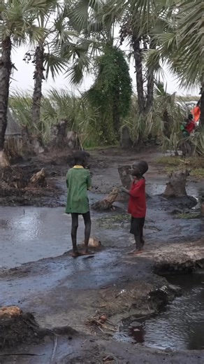 ¿Ya conocías esta Enfermedad Tropical Desatendida? La esquistosomiasis prevalece en la región norte de #Mozambique, específicamente en el distrito de Mogovolas, donde el acceso a agua limpia se convierte en un auténtico sufrimiento. 🚰 En abril del 2024 desde MSF implementamos seis pozos protegidos en este distrito, junto con iniciativas de concientización comunitaria. Los pozos protegidos han sido diseñados para soportar cambios ambientales asegurando un acceso confiable a agua potable segura d